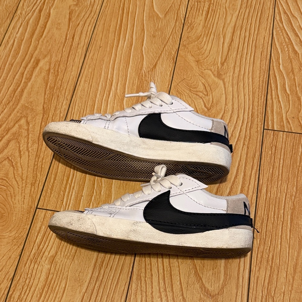 Nike Men’s Blazer Low 77’ White and Black Sneakers - Picture 2 of 6